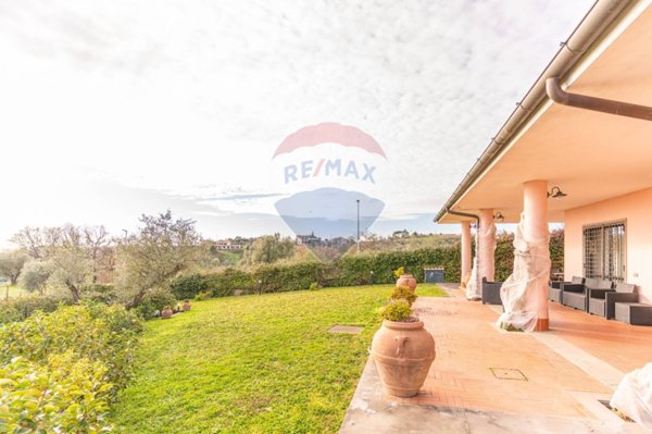 casa indipendente in vendita a Castelnuovo di Porto