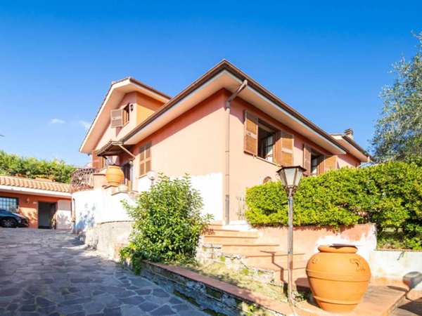 casa indipendente in vendita a Castelnuovo di Porto