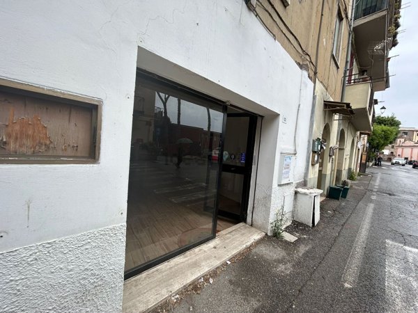 locale commerciale in vendita a Castelnuovo di Porto