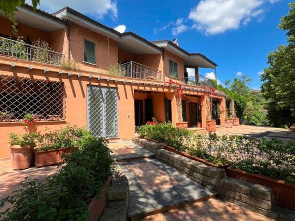 casa indipendente in vendita a Castelnuovo di Porto