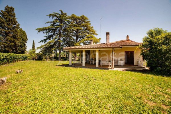 casa indipendente in vendita a Castelnuovo di Porto