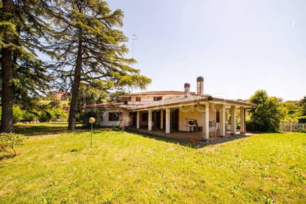 casa indipendente in vendita a Castelnuovo di Porto