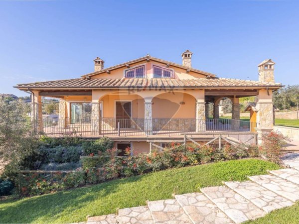 casa indipendente in vendita a Castelnuovo di Porto