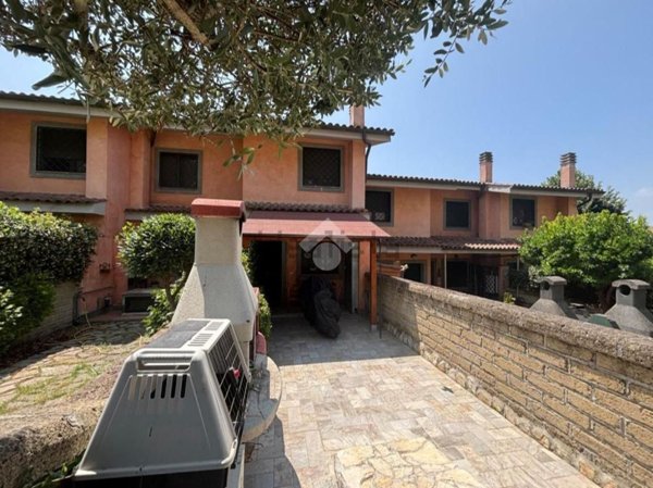 casa indipendente in vendita a Castelnuovo di Porto