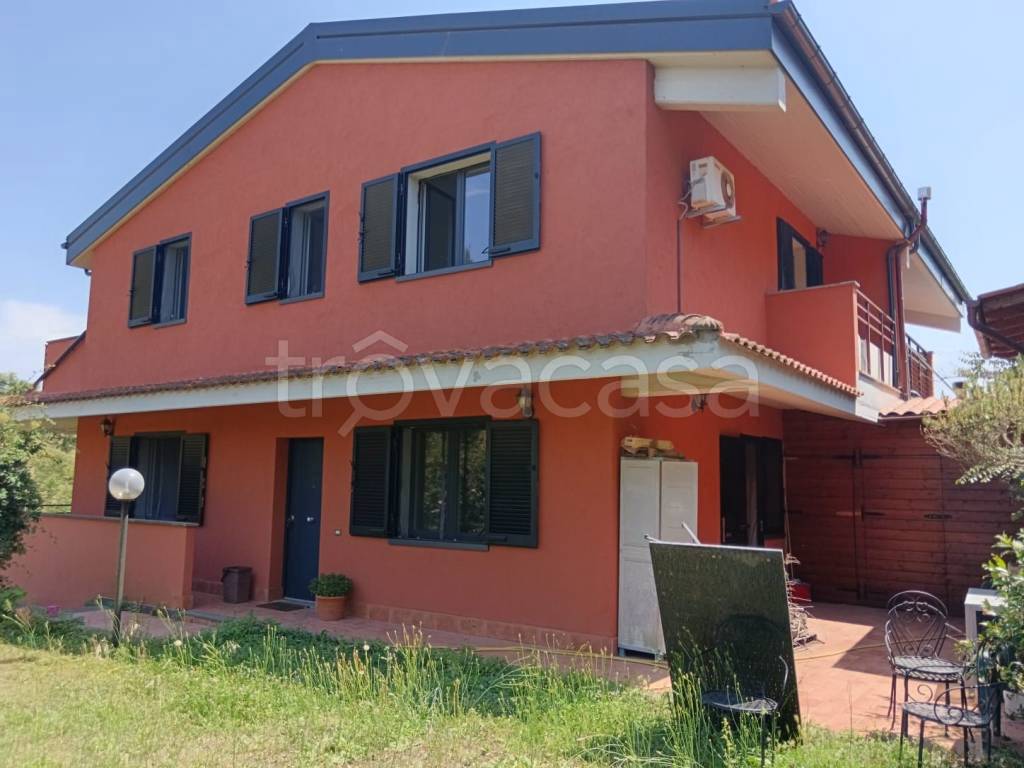 casa indipendente in vendita a Castelnuovo di Porto