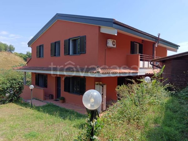 casa indipendente in vendita a Castelnuovo di Porto