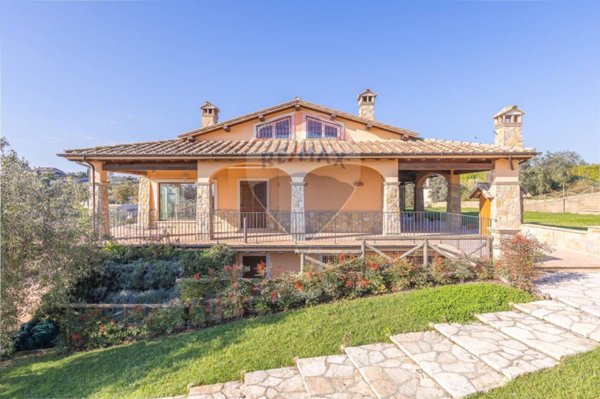 casa indipendente in vendita a Castelnuovo di Porto