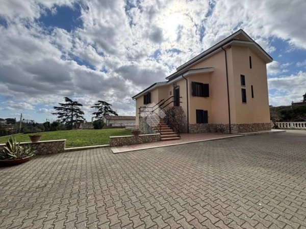 casa indipendente in vendita a Castelnuovo di Porto