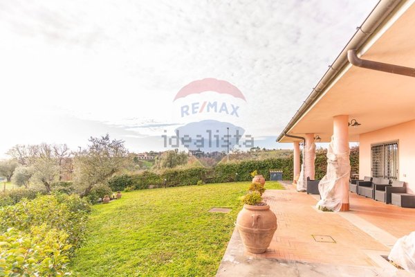 casa indipendente in vendita a Castelnuovo di Porto