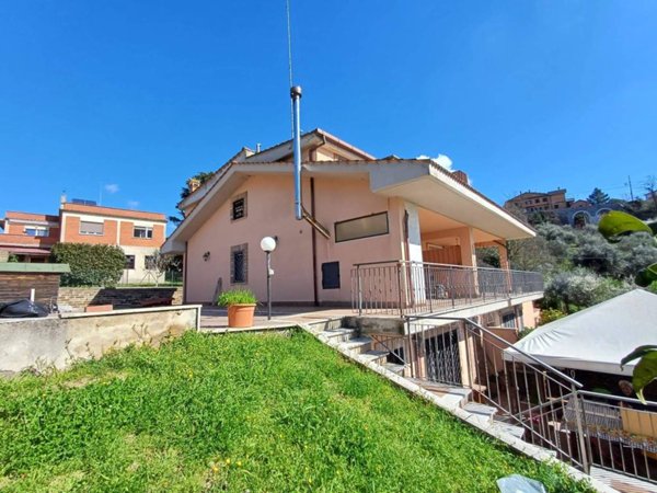 casa indipendente in vendita a Castelnuovo di Porto