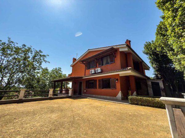 casa indipendente in vendita a Castelnuovo di Porto