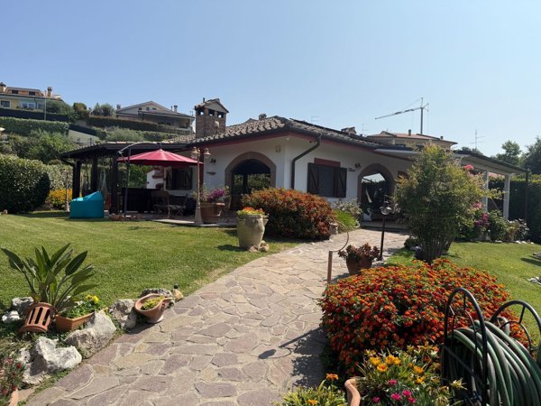 casa indipendente in vendita a Castelnuovo di Porto
