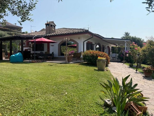 casa indipendente in vendita a Castelnuovo di Porto