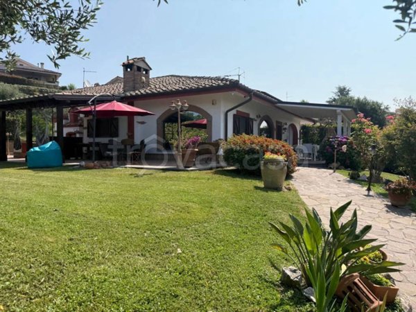 casa indipendente in vendita a Castelnuovo di Porto