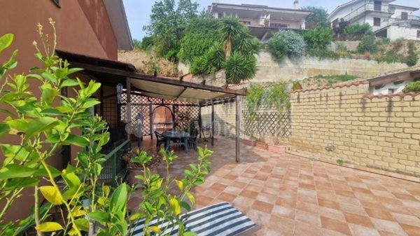 casa indipendente in vendita a Castelnuovo di Porto