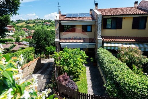 casa indipendente in vendita a Castelnuovo di Porto