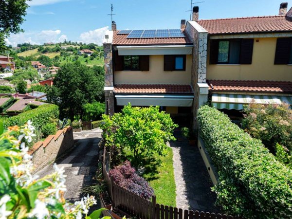 casa indipendente in vendita a Castelnuovo di Porto