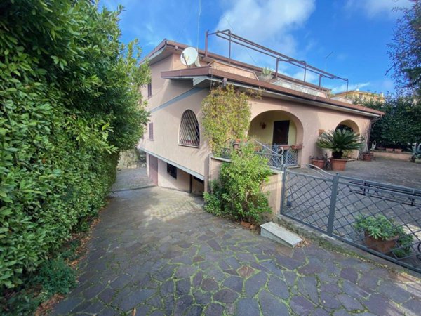 casa indipendente in vendita a Castelnuovo di Porto