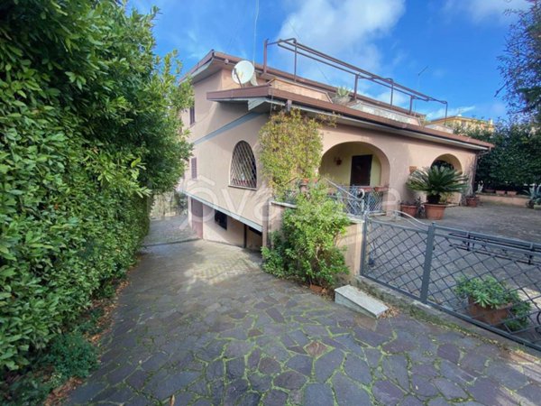 casa indipendente in vendita a Castelnuovo di Porto