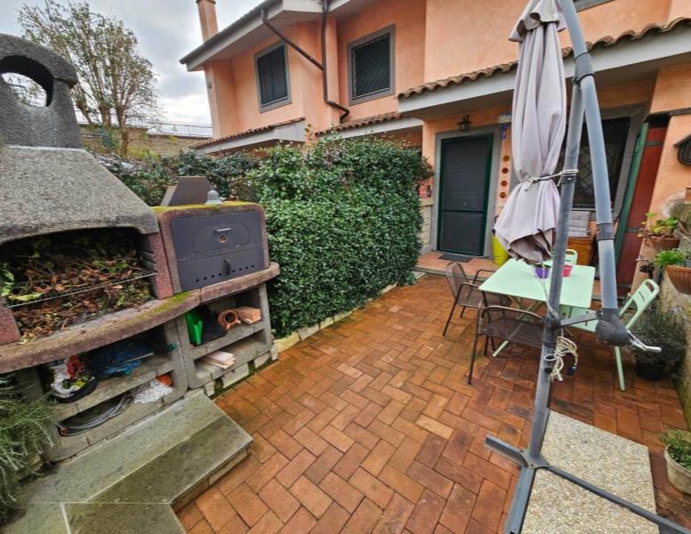casa indipendente in vendita a Castelnuovo di Porto