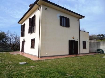 casa indipendente in vendita a Castelnuovo di Porto