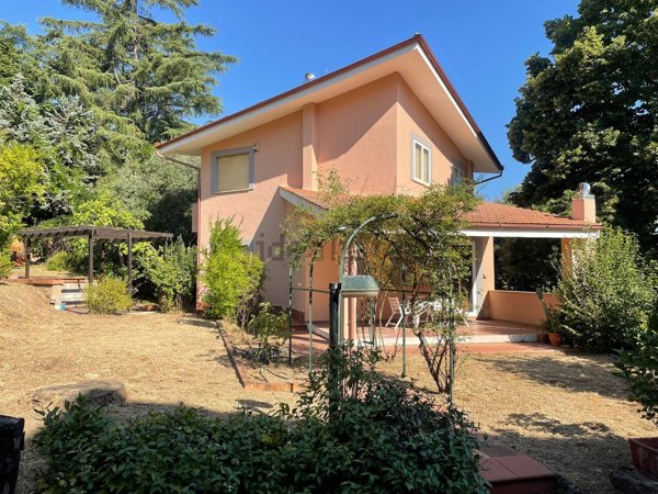 casa indipendente in vendita a Castelnuovo di Porto