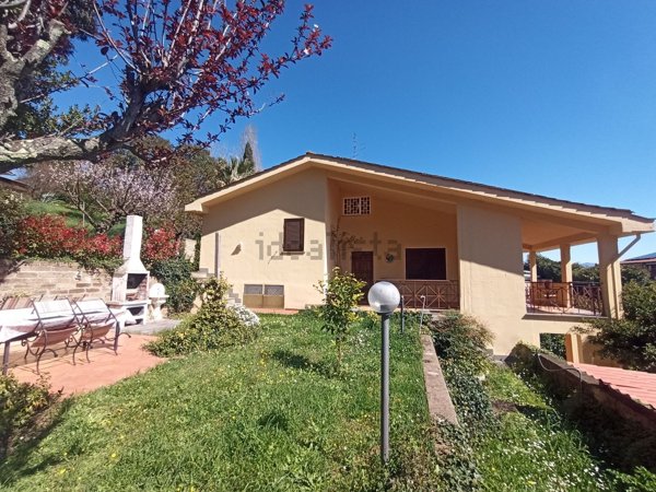 casa indipendente in vendita a Castelnuovo di Porto