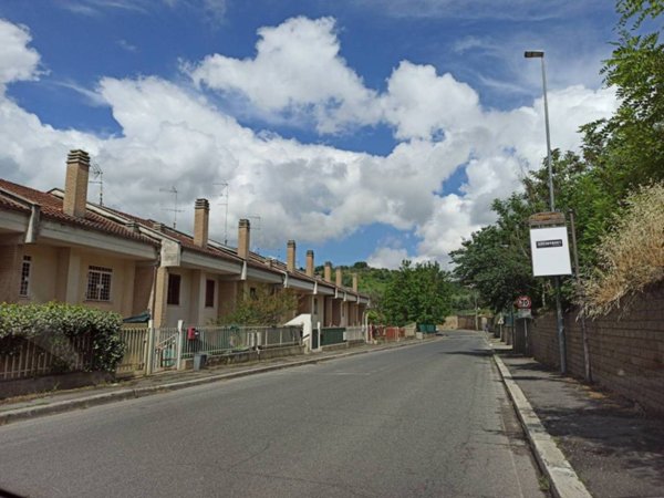 casa indipendente in vendita a Castelnuovo di Porto