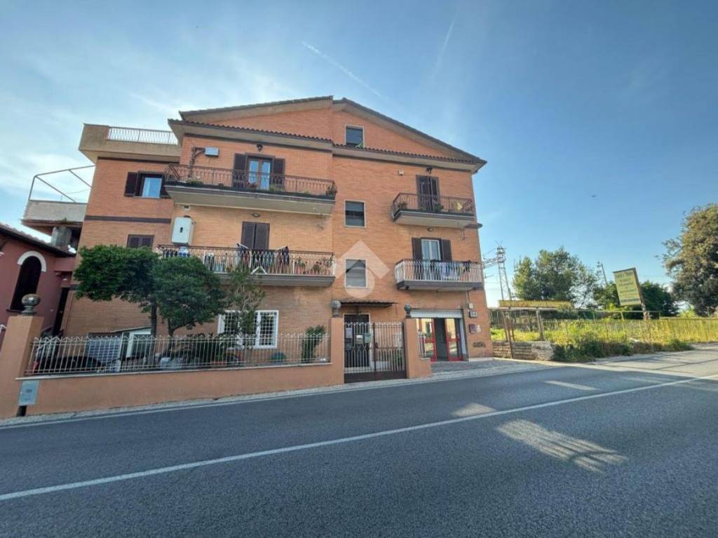 locale commerciale in vendita a Castelnuovo di Porto