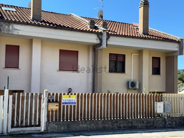casa indipendente in vendita a Castelnuovo di Porto
