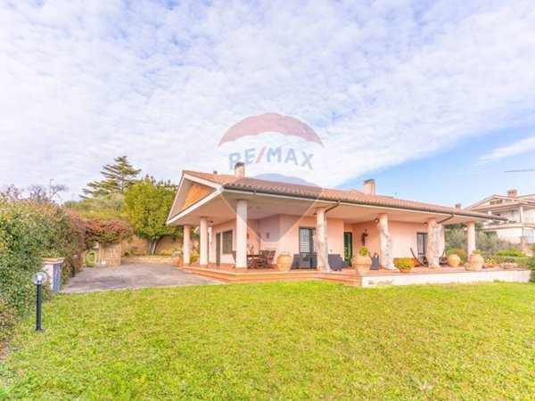 casa indipendente in vendita a Castelnuovo di Porto