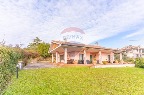 casa indipendente in vendita a Castelnuovo di Porto