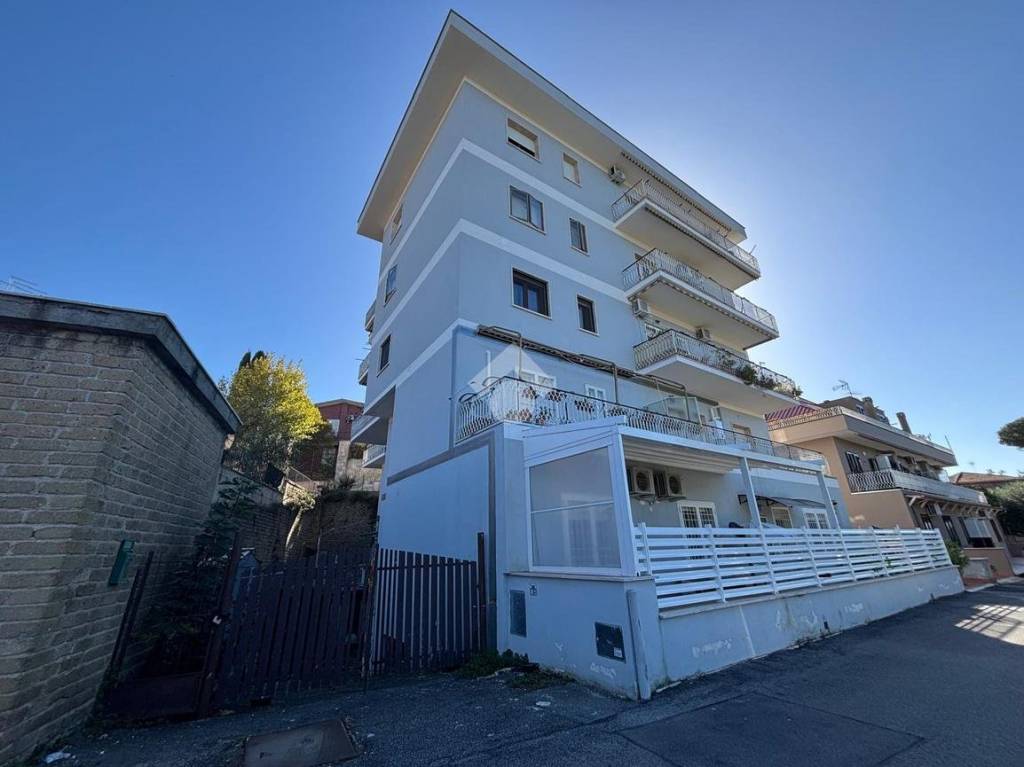 locale commerciale in vendita a Castelnuovo di Porto