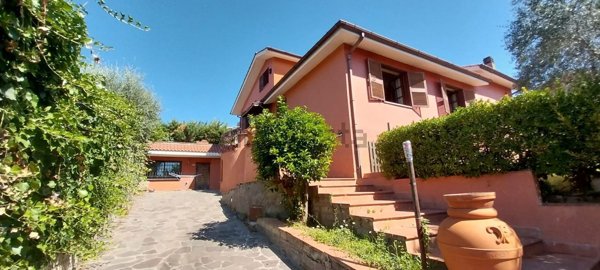 casa indipendente in vendita a Castelnuovo di Porto