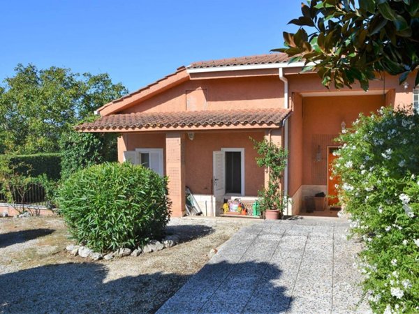 casa indipendente in vendita a Castelnuovo di Porto