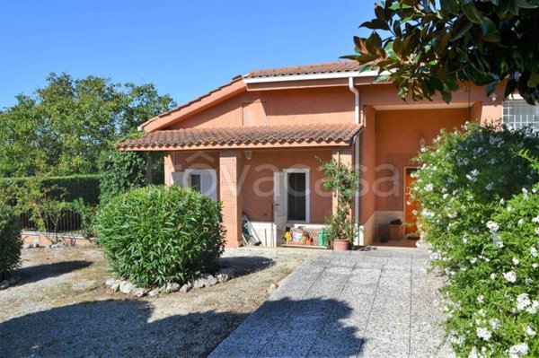 casa indipendente in vendita a Castelnuovo di Porto