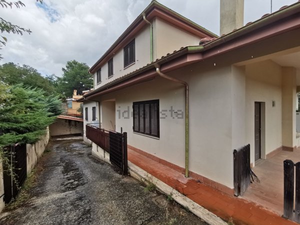 casa indipendente in vendita a Castelnuovo di Porto