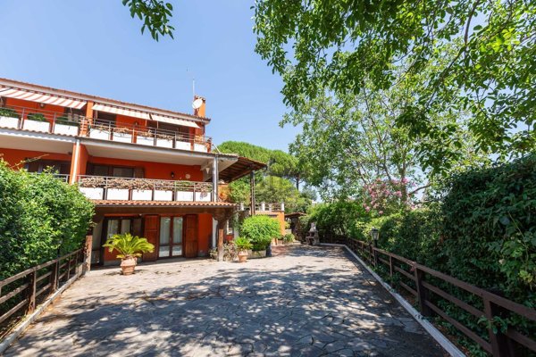 casa indipendente in vendita a Castelnuovo di Porto