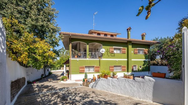 casa indipendente in vendita a Castelnuovo di Porto