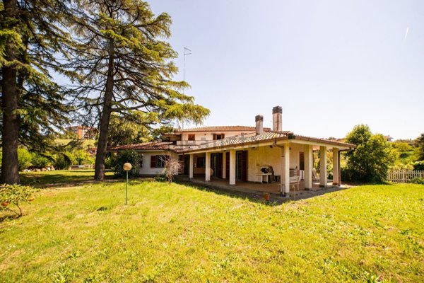 casa indipendente in vendita a Castelnuovo di Porto