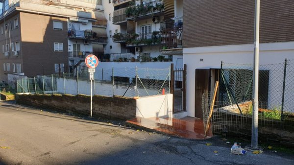 locale commerciale in vendita a Castelnuovo di Porto