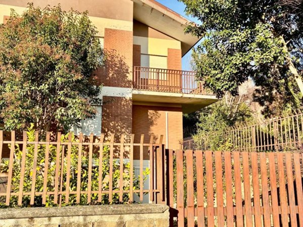 casa indipendente in vendita a Castelnuovo di Porto