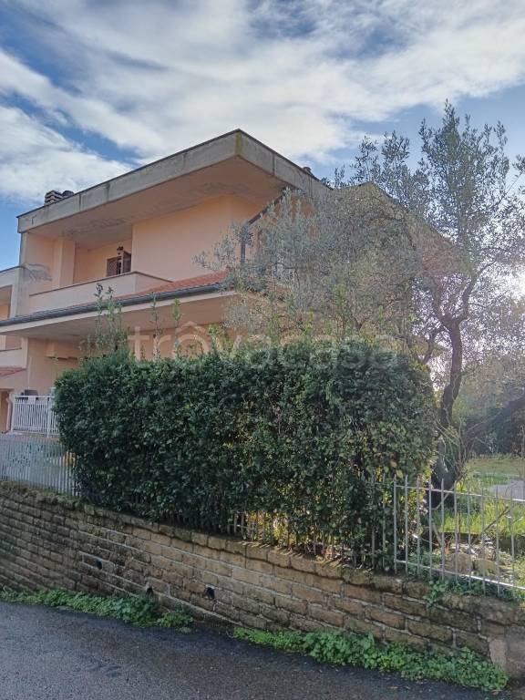 casa indipendente in vendita a Castelnuovo di Porto