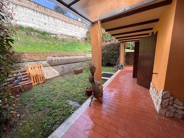 casa indipendente in vendita a Castelnuovo di Porto