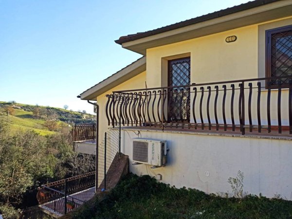 casa indipendente in vendita a Castelnuovo di Porto