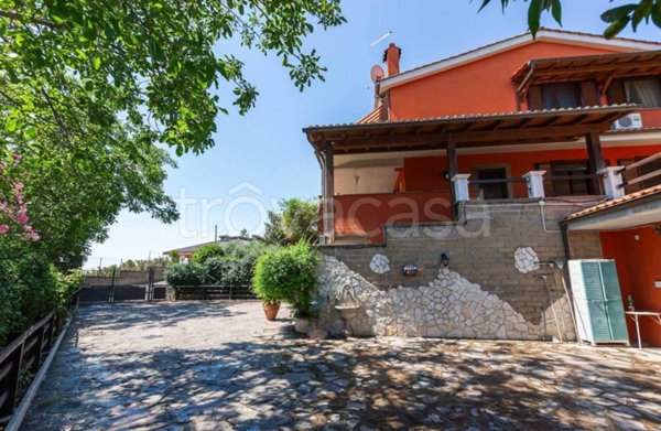 casa indipendente in vendita a Castelnuovo di Porto