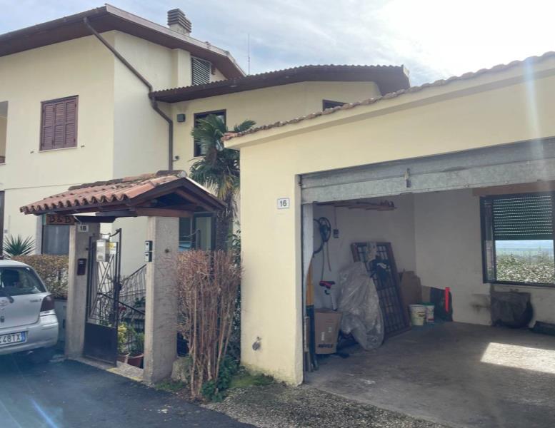 casa indipendente in vendita a Castelnuovo di Porto