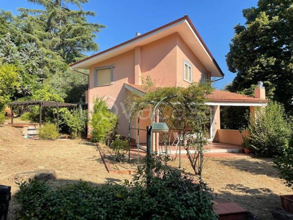 casa indipendente in vendita a Castelnuovo di Porto