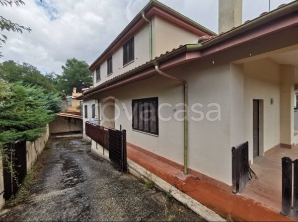 casa indipendente in vendita a Castelnuovo di Porto