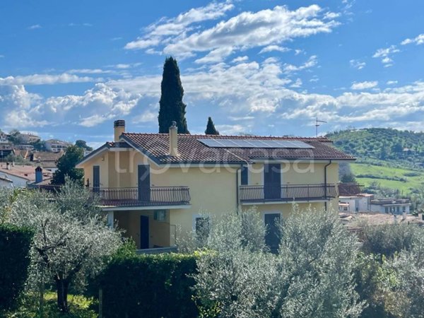 casa indipendente in vendita a Castelnuovo di Porto